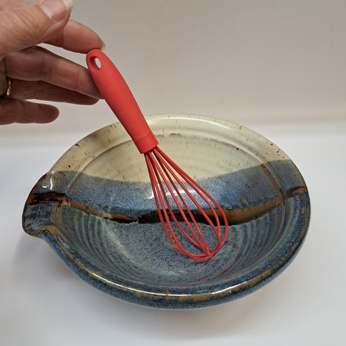 Click to view detail for #251220 Mixing Bowl with Spout & Whisk $18